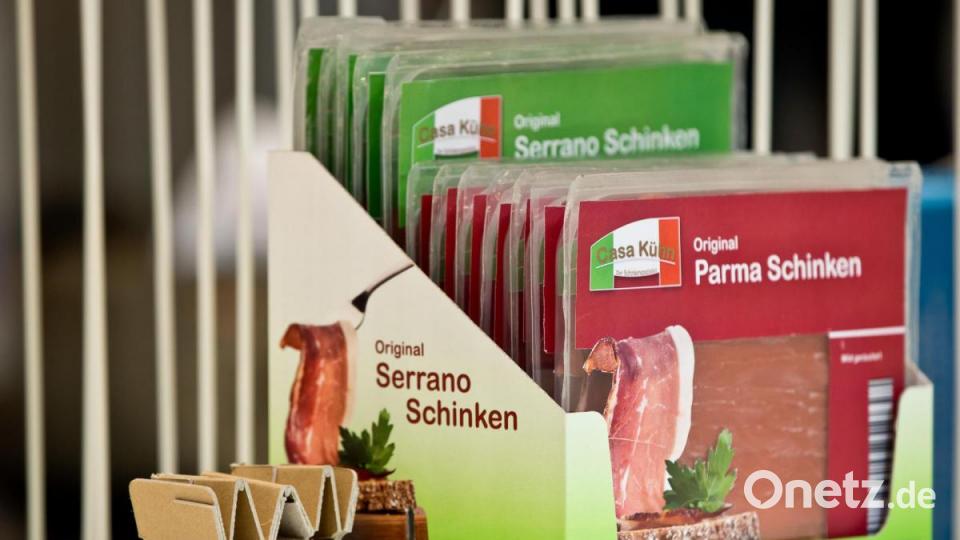 Eine Feder aus Wellpappe der Firma Thimm Verpackung ist auf der FachPack neben einem Lebensmittel-Aufsteller zu sehen. Die Feder, in dem Aufsteller eingebaut, drückt beim Öffnen der Transportverpackung automatisch die hintere Ware nach oben. Somit lässt sich die Ware im Transport platzsparender verpacken, und in der Herstellung wird auch weniger Karton gebraucht. Die wachsende Umwelt-Sensibilität der Verbraucher bringt auch die deutsche Verpackungsindustrie unter Druck und lässt sie über umweltfreundlichere Verpackungen nachdenken. Bild: Daniel Karmann/dpa