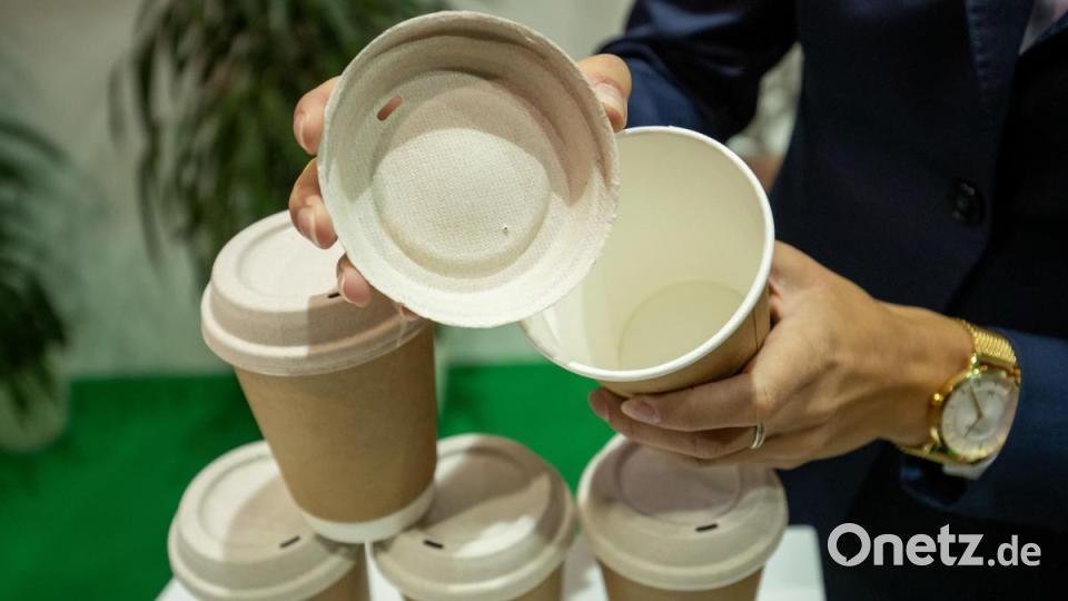 Die Fachmesse für Verpackungen, Prozesse und Technik (&quot;FachPack&quot;) zeigt auch umweltschonende &quot;to go&quot;-Produkte: Ein Deckel für Kaffeebecher, der zu 100 Prozent aus Papier besteht, entwickelt vom tschechischen Verpackungs-Hersteller Tridas. Bild: Foto: Daniel Karmann/dpa