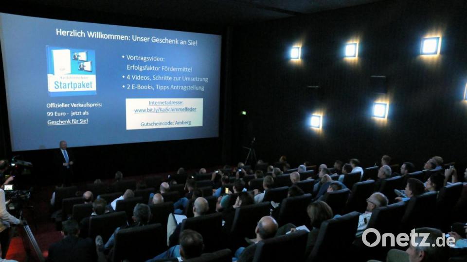 Kai Schimmelfeder sorgt im Cineplex bei seinem Vortrag neben viel Infos auch für gute Unterhaltung. Anschließend steht er mit den Oberpfalz-Medien-Leuten neben Häppchen und Getränken für Gespräche über persönliche Fördermöglichkeiten zur Verfügung. Bild: Stephan Huber