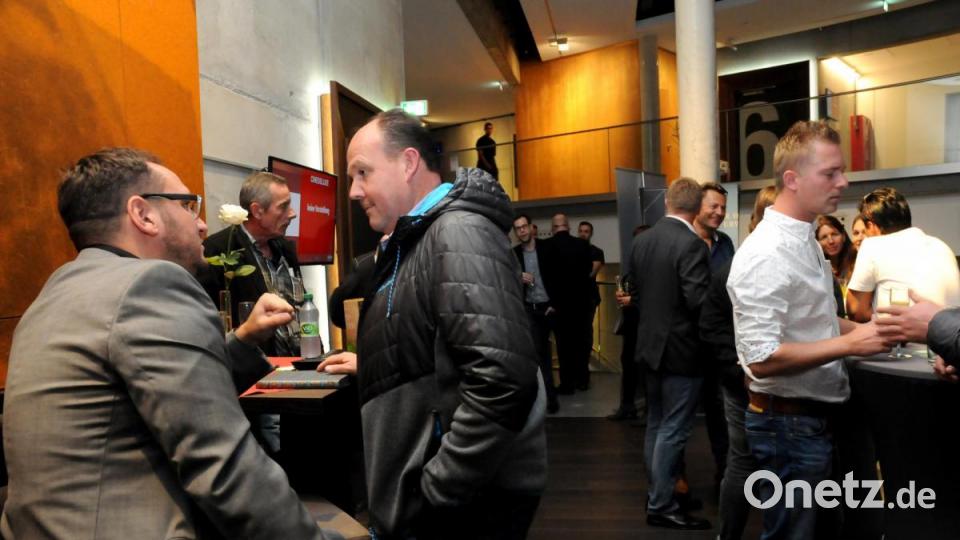Kai Schimmelfeder sorgt im Cineplex bei seinem Vortrag neben viel Infos auch für gute Unterhaltung. Anschließend steht er mit den Oberpfalz-Medien-Leuten neben Häppchen und Getränken für Gespräche über persönliche Fördermöglichkeiten zur Verfügung. Bild: Stephan Huber