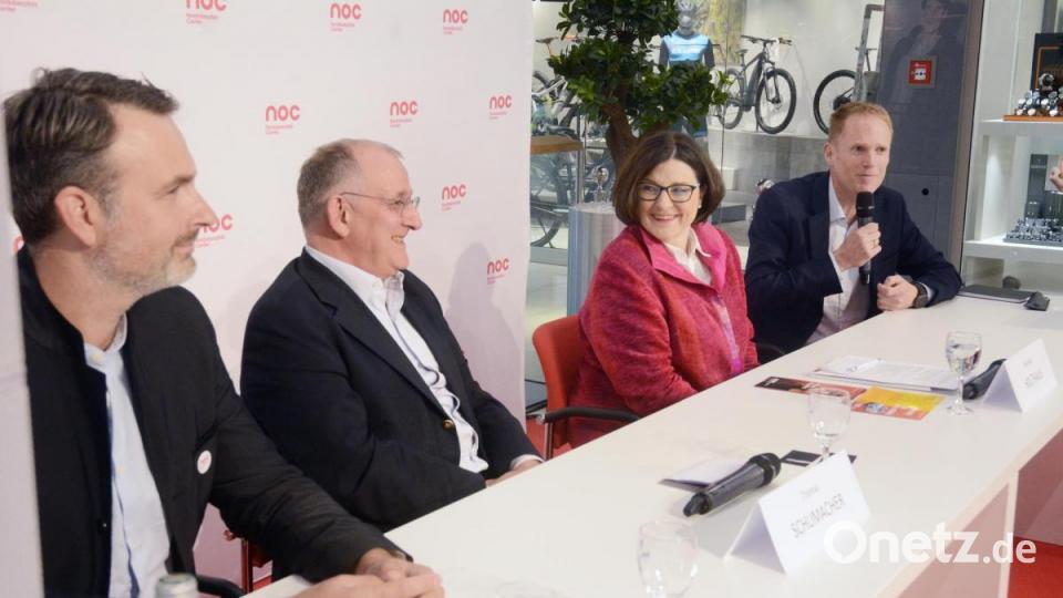 Von &quot;baulicher Betriebsamkeit&quot; bis fünf Minuten vor der Eröffnung sowie von etwas &quot;ganz, ganz Tollem&quot; ist die Rede bei der Pressekonferenz mit (von links) Fondara-Projektleiter Philipp Hlousek, Fondara-Chef Thomas Schumacher, Center-Managerin Reinhild Holthaus sowie Architekt und Geschäftsführer von Chapman Taylor Ruprecht Melder. Bild: Gabi Schönberger