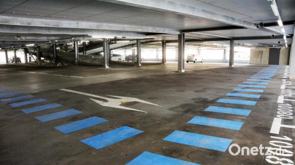 Die blauen Streifen kennzeichnen die Fußwege auf dem Parkdeck. Bild: Gabi Schönberger
