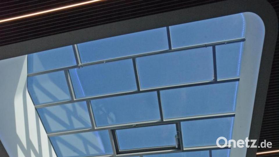 Blauer Himmel durch lichte Dächer. Bild: Gabi Schönberger