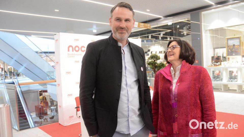 Fondara-Projektmanager Philipp Hlousek und Center-Managerin Reinhild Holthaus sind mit letzten Vorbereitungen beschäftigt. Bild: Gabi Schönberger