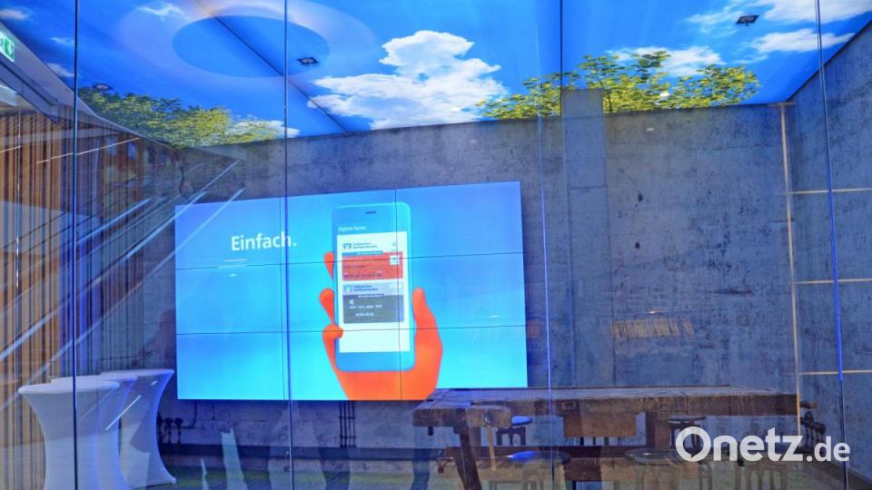 Mit Werkbank und Wide-Screen: So sehen Info-Angebote von Banken heute aus. Bild: Gabi Schönberger