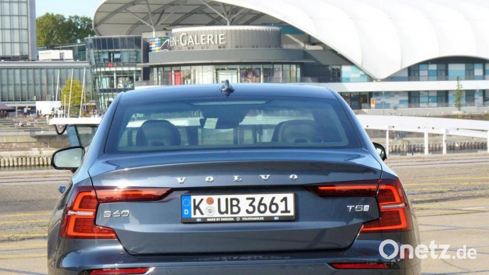 62 Liter mehr als beim Vorgänger fasst das Kofferabteil des neuen S60. Bild: bz