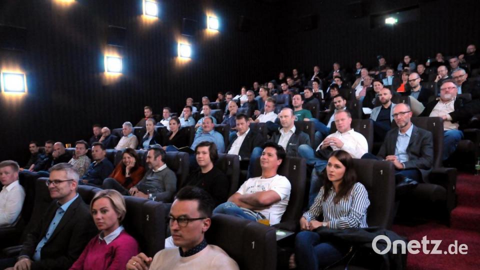Kai Schimmelfeder sorgt im Cineplex bei seinem Vortrag neben viel Infos auch für gute Unterhaltung. Anschließend steht er mit den Oberpfalz-Medien-Leuten neben Häppchen und Getränken für Gespräche über persönliche Fördermöglichkeiten zur Verfügung. Bild: Stephan Huber