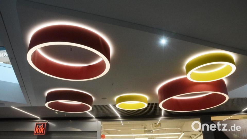 Bunte Lichtkreisel als Kontrast zur schlichten Einrichtung erhellen die Flächen. Bild: Gabi Schönberger