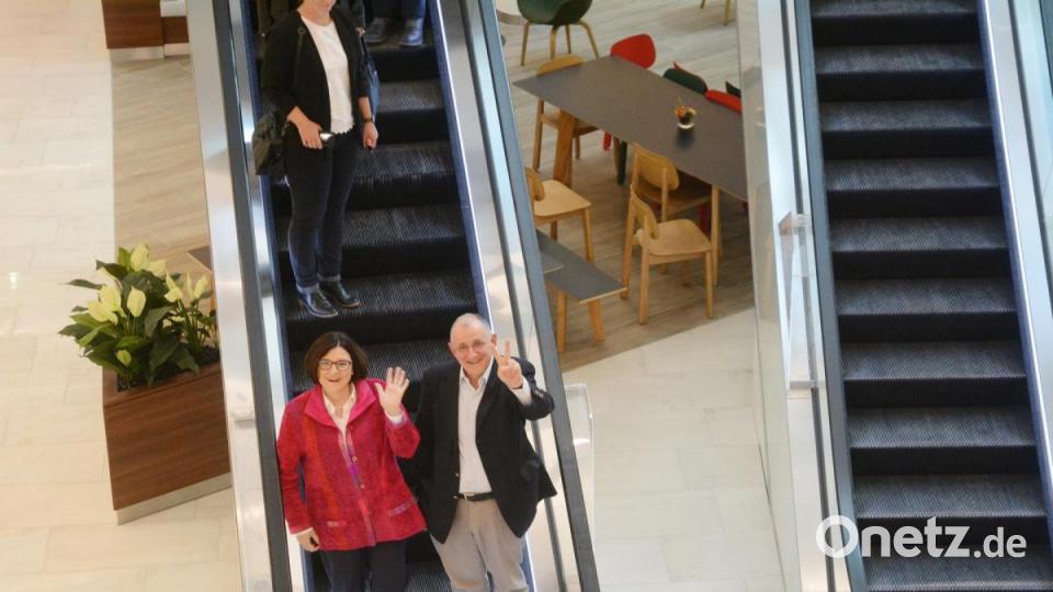 Freundlich grüßen Center-Managerin Reinhild Holthaus und Fondara-Chef Thomas Schumacher in die Kamera. Bild: Gabi Schönberger