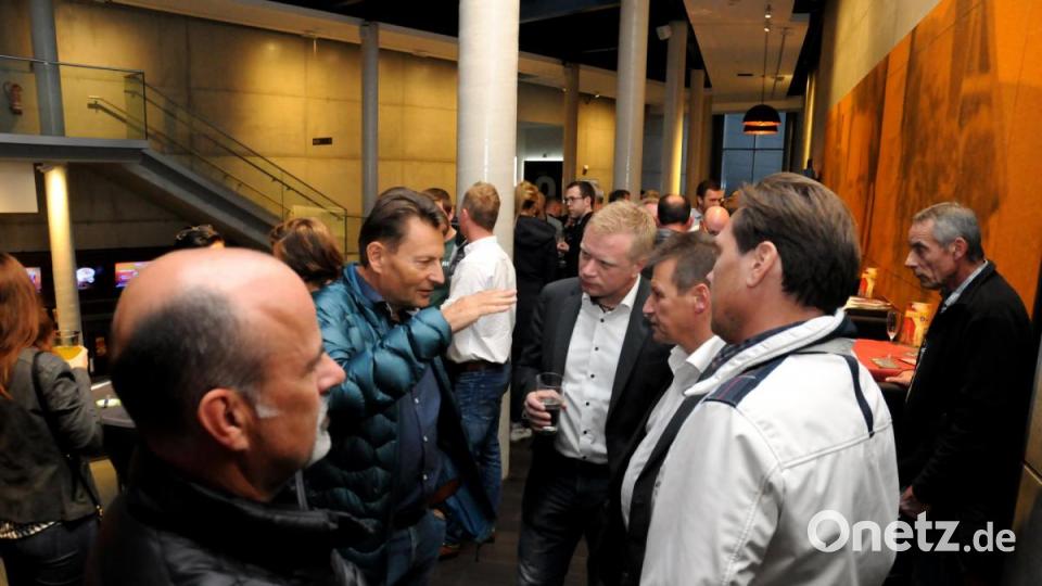 Kai Schimmelfeder sorgt im Cineplex bei seinem Vortrag neben viel Infos auch für gute Unterhaltung. Anschließend steht er mit den Oberpfalz-Medien-Leuten neben Häppchen und Getränken für Gespräche über persönliche Fördermöglichkeiten zur Verfügung. Bild: Stephan Huber