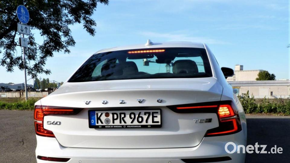 Markant das Heck des Viertürers mit dem klassischen Stufenheck. Bild: bz