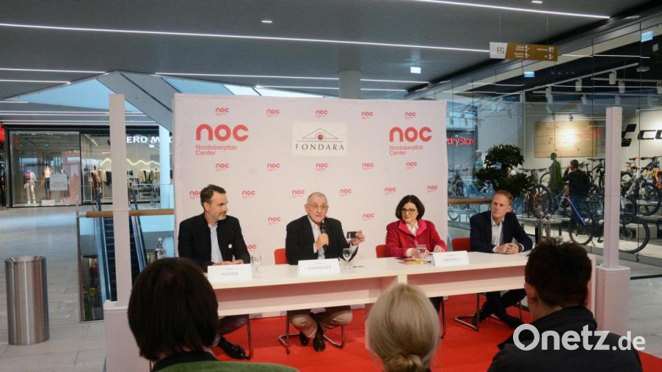 Von &quot;baulicher Betriebsamkeit&quot; bis fünf Minuten vor der Eröffnung sowie von etwas &quot;ganz, ganz Tollem&quot; ist die Rede bei der Pressekonferenz am Mittwoch mit (von links) Fondara-Projektleiter Philipp Hlousek, Fondara-Chef Thomas Schumacher, Center-Managerin Reinhild Holthaus sowie Architekt und Geschäftsführer von Chapman Taylor Ruprecht Melder. Bild: Gabi Schönberger