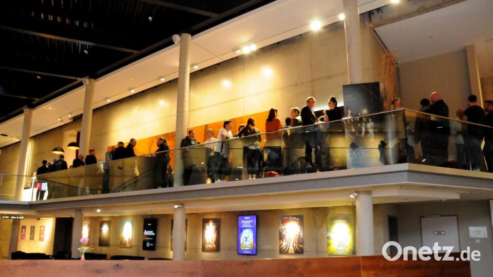 Kai Schimmelfeder sorgt im Cineplex bei seinem Vortrag neben viel Infos auch für gute Unterhaltung. Anschließend steht er mit den Oberpfalz-Medien-Leuten neben Häppchen und Getränken für Gespräche über persönliche Fördermöglichkeiten zur Verfügung. Bild: Stephan Huber