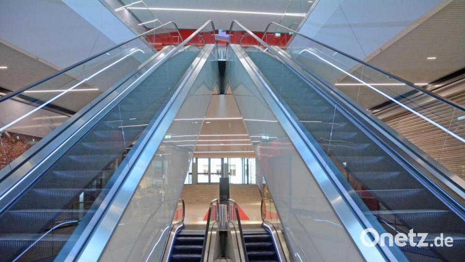 Rolltreppen warten viele im NOC. Bild: Gabi Schönberger