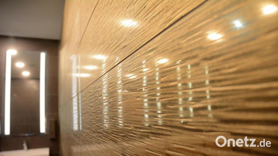 Einfach goldig, die Fliesen in den Toiletten Bild: Gabi Schönberger