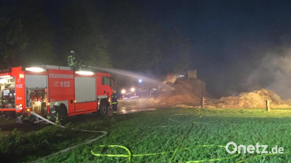 Riesige Mengen an Strohballen und Hackschnitzel gerieten in der Nach zum Freitag in Brand an der Süd-Osttangente in Weiden. Bild: Dobmeier