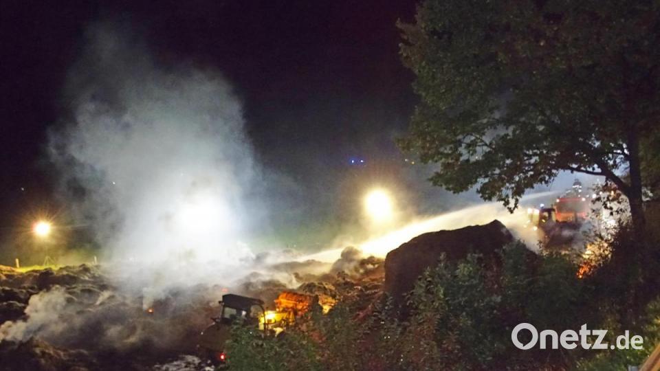 Feuerinferno im Vorratslager, Strohmaterial und Hackschnitzel ausgebreitet und gelöscht. Bild: Dobmeier