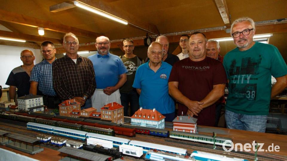 Die Schwandorfer Modellbahner haben ihr Clubheim an der Dachelhofer Straße eingerichtet. Gerhard Maier (rechts) ist seit April dieses Jahres Vorsitzender des Vereins. Im Vordergrund ist der entstehenden Bahnhof der H0-Anlage zu sehen. Bild: Hösamer