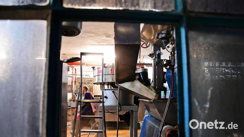 In der Obstverwertung von Anni Rösel in Sulzbach-Rosenberg laufen die Pressen auf Hochtouren. Bild: Petra Hartl