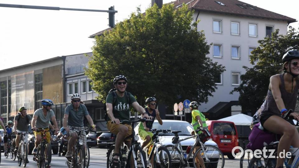 &quot;1. Critical Mass&quot;
Jetzt gehen die Radfahrer auch in Amberg an den Start. Bild: Petra Hartl
