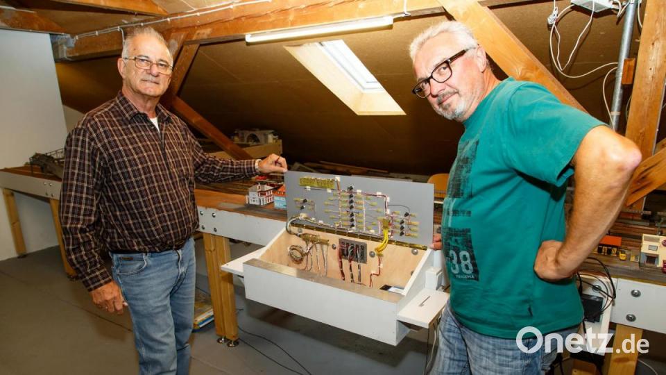 Wolfgang Frey (links) und Gerhard Maier öffnen das digitale Stellwerk der Vereinsanlage. Bild: Hösamer