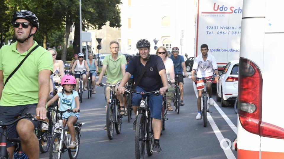&quot;1. Critical Mass&quot;
Jetzt gehen die Radfahrer auch in Amberg an den Start. Bild: Petra Hartl