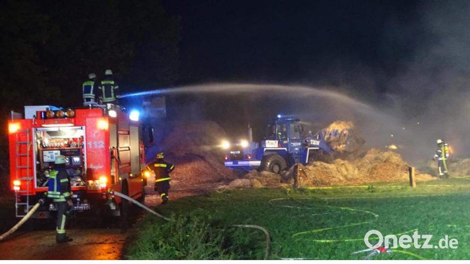 Neben der Feuerwehr ist ein THW-Radlader im Einsatz, um Glutnester aufzuspüren, damit sie gelöscht werden können. Bild: Dobmeier
