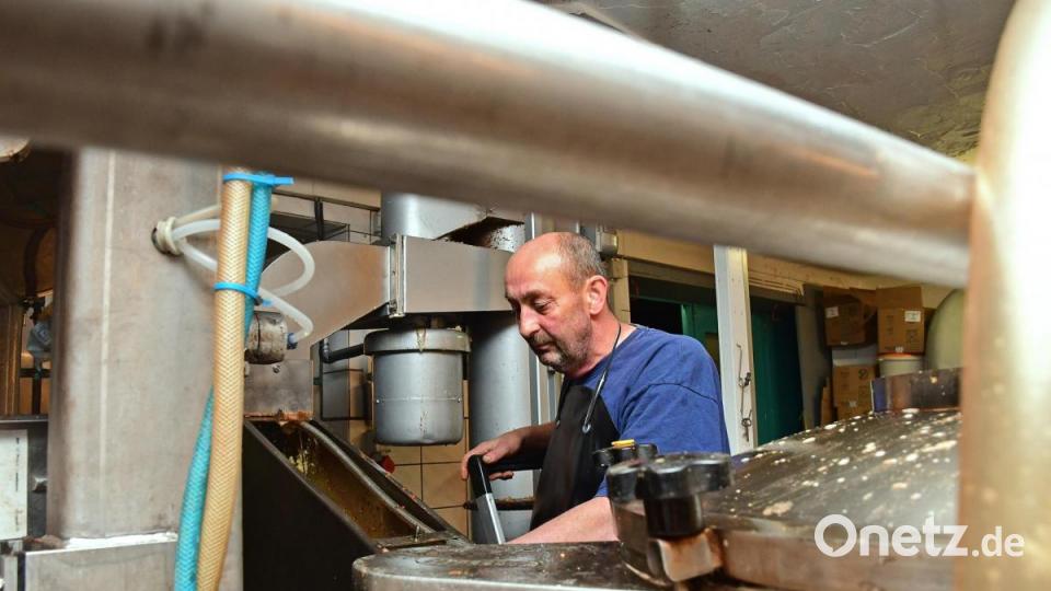 In der Obstverwertung von Anni Rösel in Sulzbach-Rosenberg laufen die Pressen auf Hochtouren. Bild: Petra Hartl