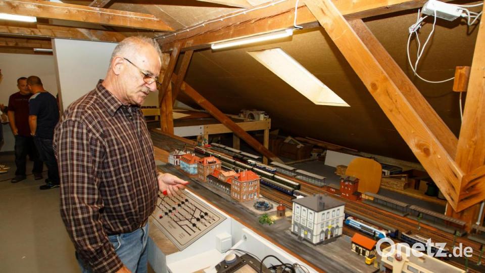 Wolfgang Frey ist der Elektronik-Spezialist des Vereins. Die H0-Anlage ist komplett digital gesteuert und erlaubt realistischen Fahrbetrieb. Bild: Hösamer