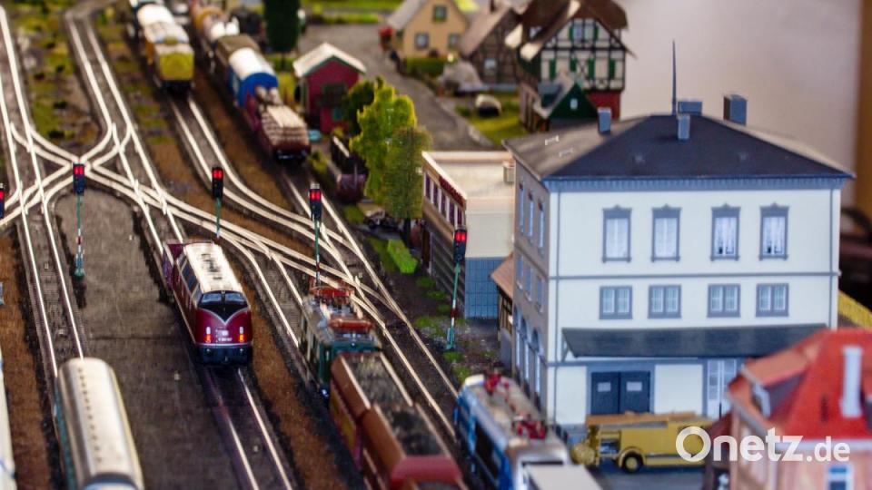 Eine Diesellok fährt durch den Bahnhof. Bild: Hösamer
