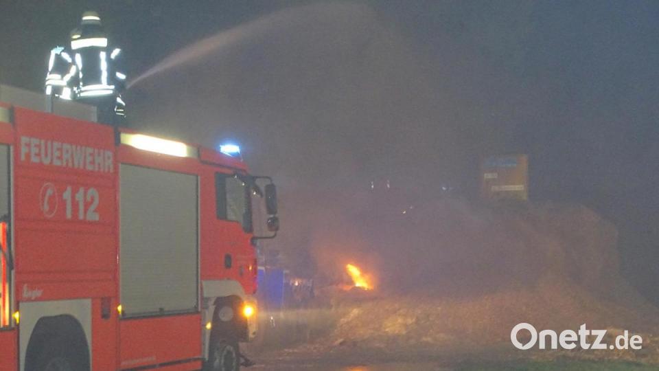 Glutnester flammten immer wieder auf bei dichten Rauchschwaden. Bild: Dobmeier