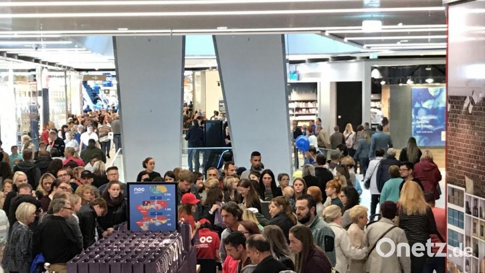 Die ersten Besucher streifen durchs NOC. Bild: Gabi Schönberger
