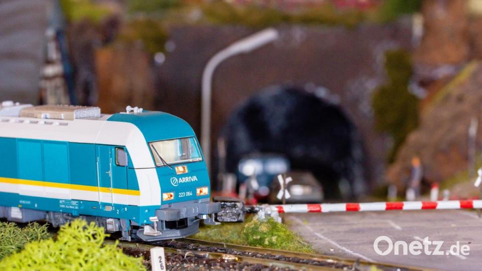 Stau am Bahnübergang: Diesmal nicht in Nabburg, sondern en miniature auf der Anlage der Schwandorfer Modellbahner. Bild: Hösamer