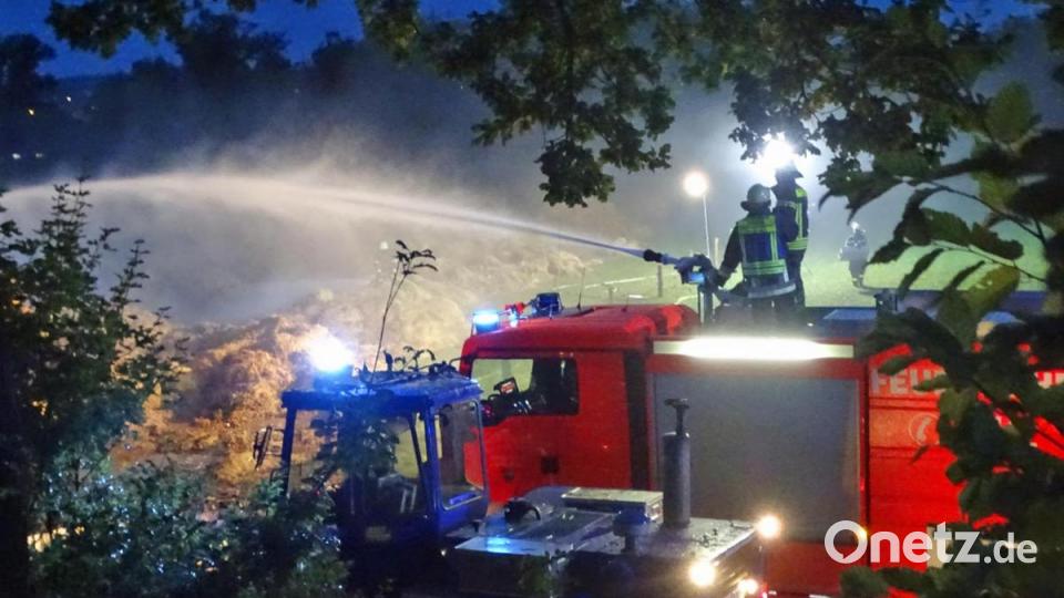 Voller Löscheinsatz vom Feuerwehrdach. Bild: Dobmeier