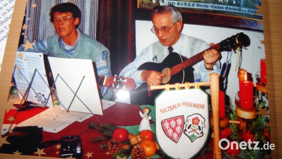 Seit 25 Jahren gestalten Gerhard Hirt und seine Frau Elke den Gartler-Stammtisch in Sulzbach-Rosenberg mit, musiklalisch vor allem in der Adventszeit. Bild: hka