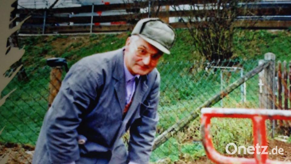 Gerhard Hirt ist beim Anlegen des Schul- und Lehrgartens vom Sulzbach-Rosenberger Schulmuseum dabei. Bild: hka