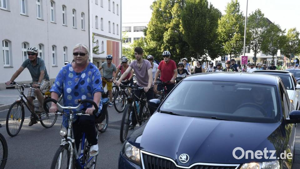 &quot;1. Critical Mass&quot;
Jetzt gehen die Radfahrer auch in Amberg an den Start. Bild: Petra Hartl