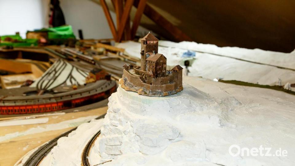 Passen die Größenverhältnisse? An neuen &quot;Burgberg&quot; an der Spur-N-Anlage wird derzeit gebaut. Bild: Hösamer