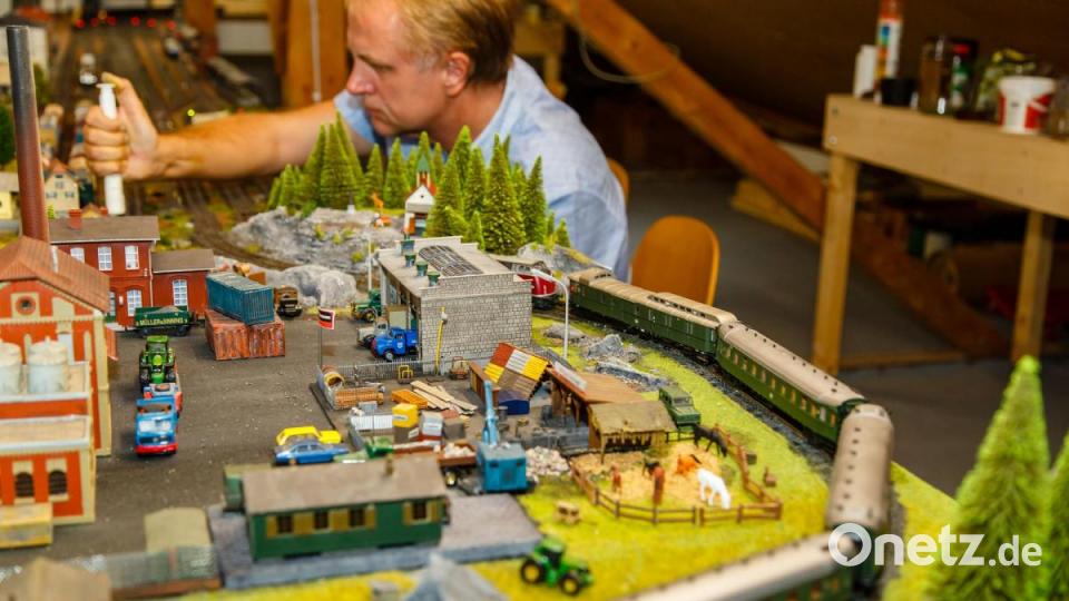 Ein Personenzug rollt durchs Industriegebiet. Bild: Hösamer