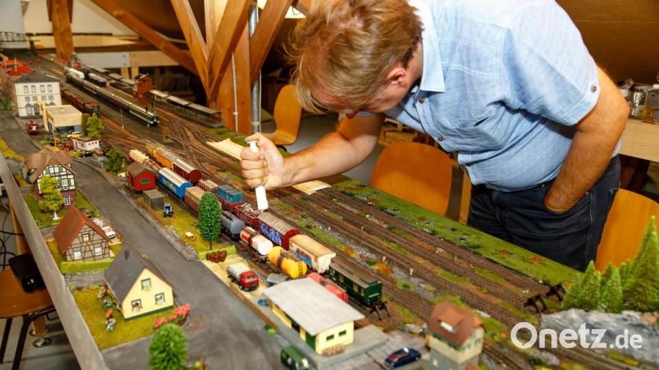 Stefan Lederer bastelt am H0-Bahnhof. Er ist der &quot;Geländespezialist&quot; der Modellbahner. Bild: Hösamer