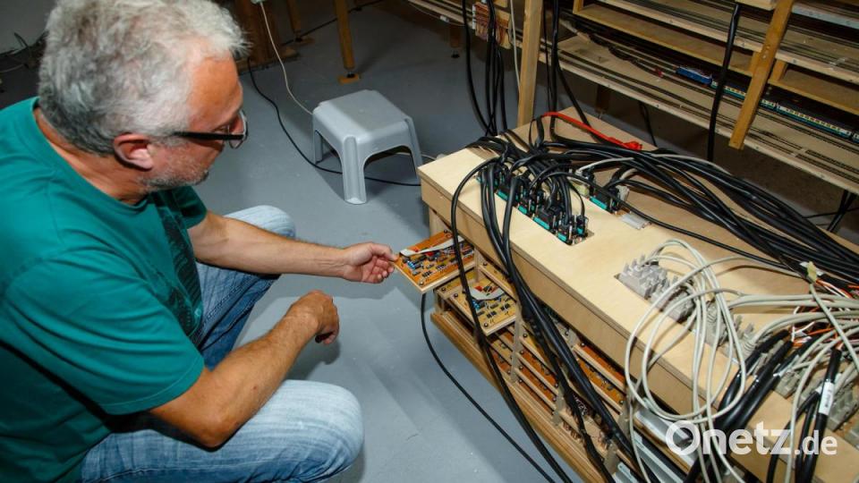Gerhard Maier zeigt den Schaltschrank der Spur-N-Anlage. Jede Platine ist hier handgemacht. Bild: Hösamer