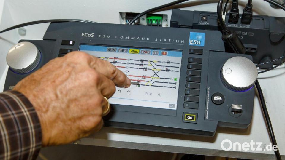 Auf diesem Steuerungsgerät ist die Anlage digital abgebildet. Per Touchscreen und an Reglern lassen sich alle möglichen Parameter einstellen, bis hin zum realistischen Bremsverhalten eines Zuges. Bild: Hösamer