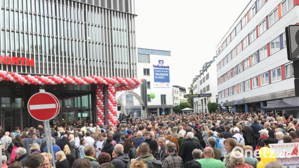 10.50 Uhr: Der Andrang wird größer. Bild: Gabi Schönberger