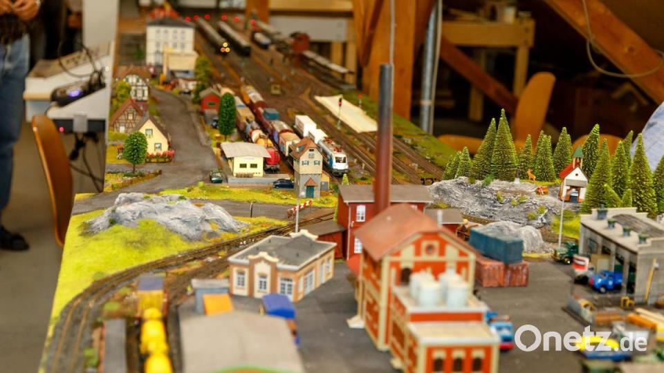 Ein Industriegebiet erstreckt sich an einem Ende der H0-Anlage. Hier soll ein Betriebswerk hin. Bild: Hösamer