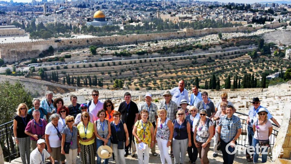 Die 33-köpfige Pilgergruppe aus der Pfarrgemeinde Mariä Himmelfahrt auf dem Ölberg, im Hintergrund die Altstadt von Jerusalem mit dem Felsendom, der Stadtmauer und dem Kidrontal. Bild: Berthold Henn