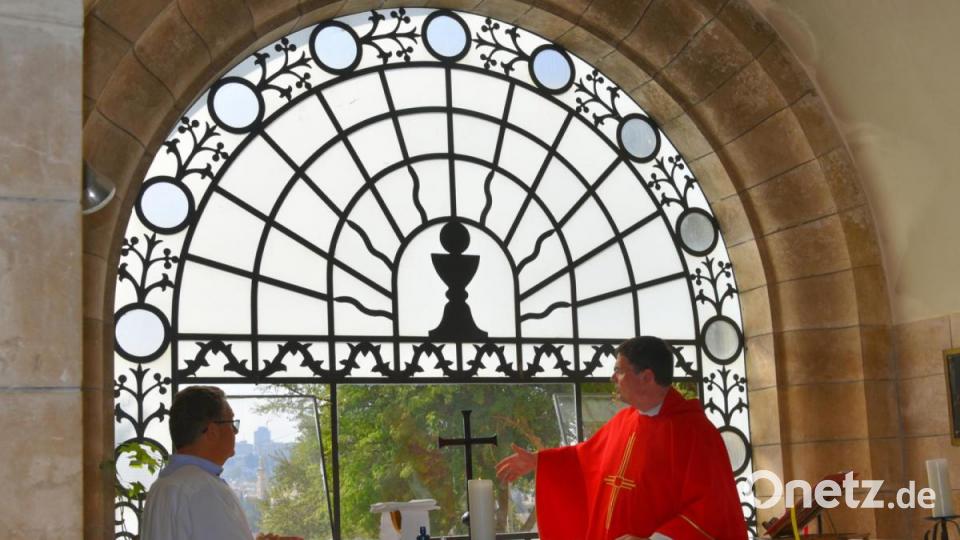 Dr. Maximilian Schön und Pfarrer Maximilian Roeb bei Gottesdienst in der Kirche „Dominus flevit“, mit Blick auf Altstadt. Bild: exb