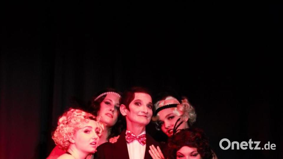 Die Kit-Kat-Girls und -Boys geben der Neuinszenierung des Musicals "Cabaret" in der Stadthalle Vohenstrauß eine besondere Note. Bild: GILDO CASSIMO / PHOTOSPOKUS