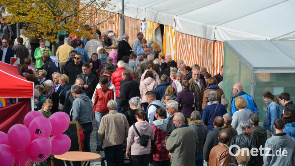 Schon zum Mittagessen strömten die Besucher in den Fischhofpark. Lange Warteschlangen bildeten sich vor den einzelnen Essens-Buden. Bild: jr