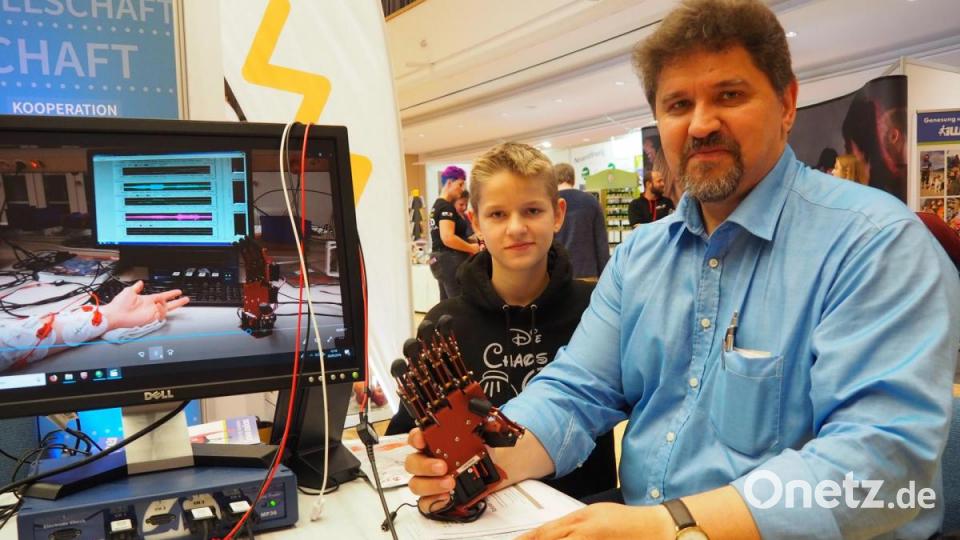 OTH-Professor Peter Wiebe präsentiert die künstliche Hand, die mit dem Gehirn gesteuert wird. Bild: Bühner