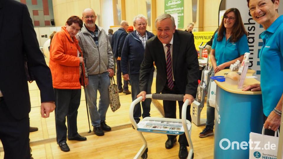 Spaß hat auch Oberbürgermeister Kurt Seggewiß beim Messerundgang. Bild: Bühner